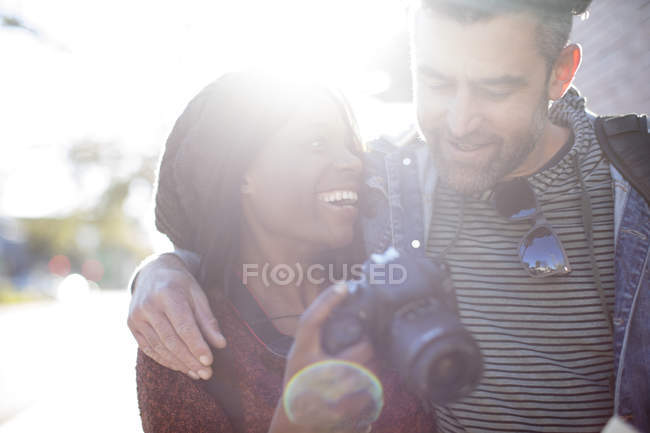 Чоловік і жінка з цифровою камерою на відкритому повітрі — стокове фото