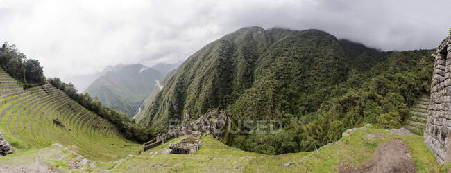 Мбаппе изображает руины на тропе инков, Мачу-Пикчу, Куско, Перу, Южная Америка — стоковое фото