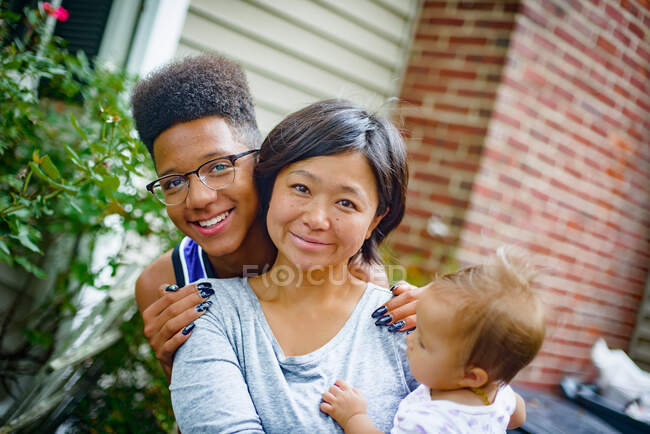 Retrato de menino adolescente com mulher adulta média e filha bebê — Fotografia de Stock