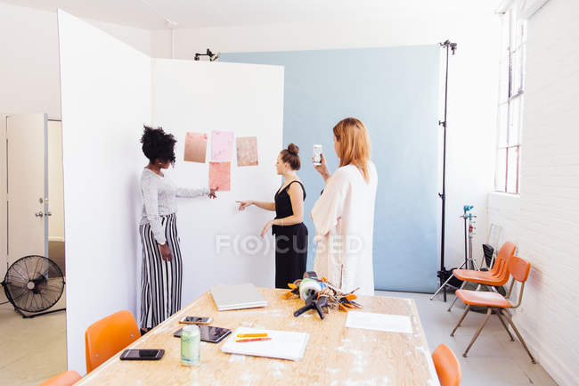 Colleghi in studio creativo discutendo campioni — Foto stock