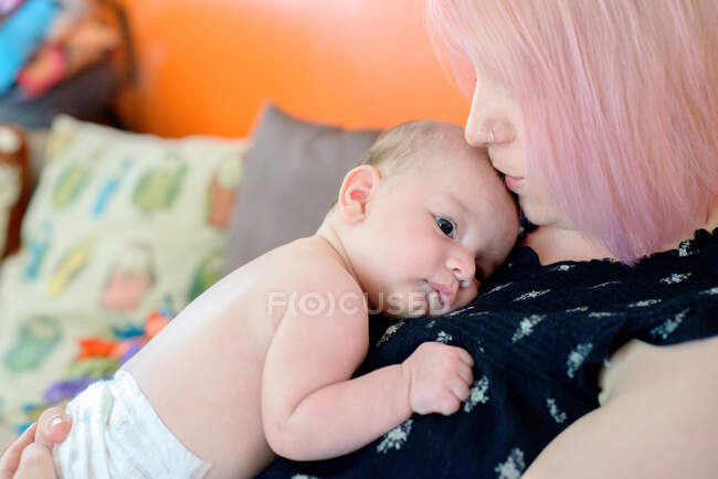 Mujer con bebé en el pecho - foto de stock