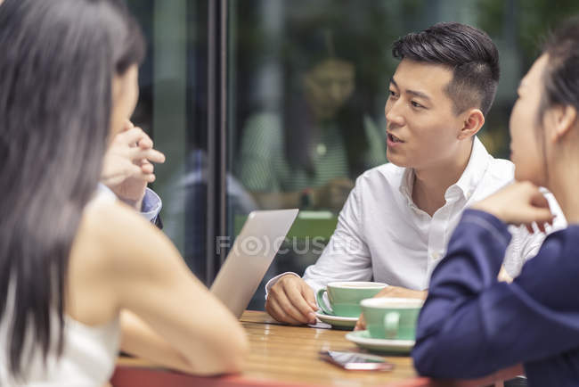 Grupo de personas de negocios que se reúnen en la cafetería al aire libre - foto de stock