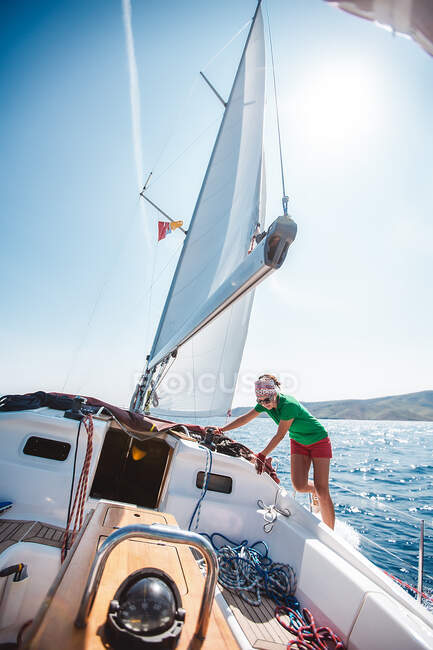 Женщина на яхте, Коралат, Загребаца, Хорватия — стоковое фото
