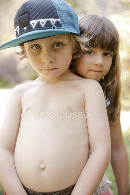Retrato de niño y niña mirando a la cámara - foto de stock