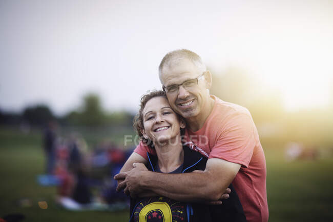 Портрет пары, смотрящей в камеру улыбающейся — стоковое фото