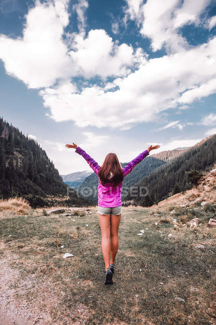 Jovem mulher de braços abertos olhando para o vale da montanha, Draja, Vaslui, Roménia — Fotografia de Stock
