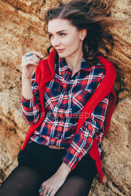 Портрет женщины среднего возраста, прислонившейся к пляжному утесу, Одесская область, Украина — стоковое фото