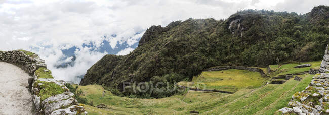 Panoramic image of ruins on Inca trail, Machu Picchu, Cusco, Peru, South America — Stock Photo
