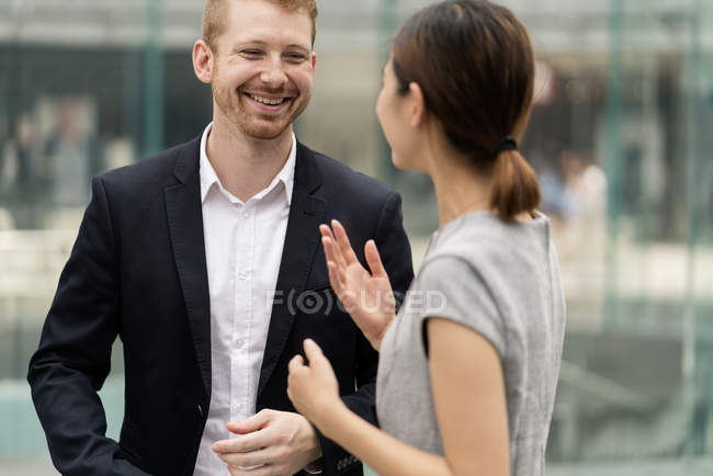 Two colleagues having discussion outdoors — Stock Photo