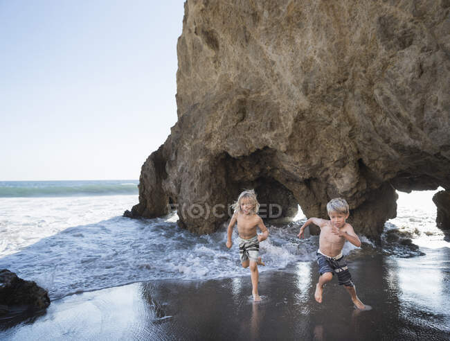 Irmãos tocando em El Matador Beach, Malibu, EUA — Fotografia de Stock