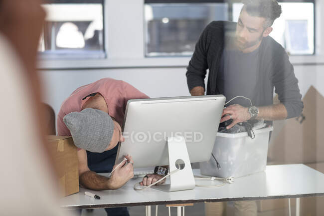 Colegas no escritório conectando computador — Fotografia de Stock