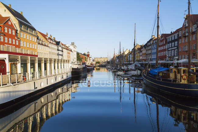 Пришвартованной лодки ресторан и красочные таунхаусы на канале Нюхавн, Копенгаген, Дания — стоковое фото