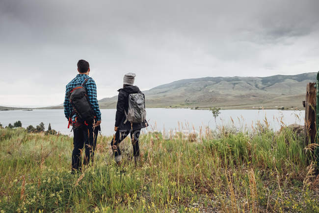 Couple near Dillon Reservoir, looking at view, Silverthorne, Colorado, USA — Stock Photo