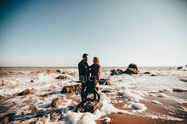 Середині дорослих пару стоїть на море Скеля, Одеська область, Україна — стокове фото