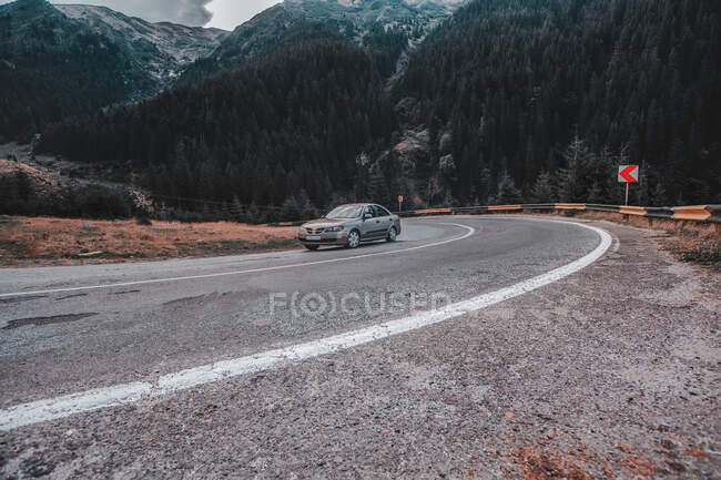Auto guida in autostrada di montagna, Draja, Vaslui, Romania — Foto stock