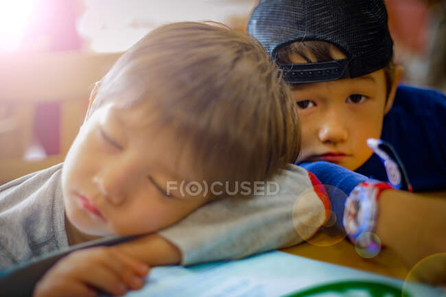 Retrato de menino e irmão adormecido — Fotografia de Stock