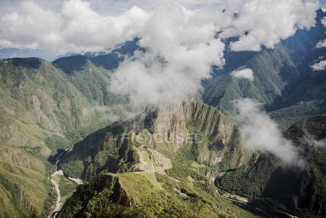 Vista elevada de las montañas nubladas, Machu Picchu, Cusco, Perú, América del Sur - foto de stock