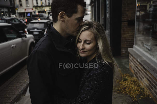 Mitte erwachsenes Paar, das sich auf der Straße umarmt — Stockfoto
