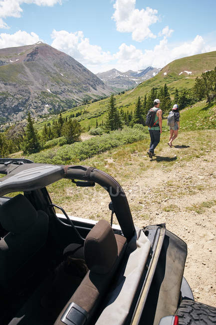 Road trip couple hiking in Rocky Mountains, Breckenridge, Colorado, USA — Stock Photo