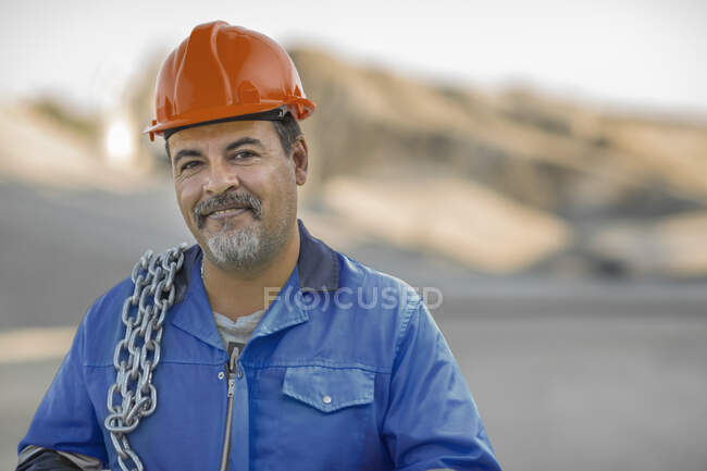 Porträt eines Steinbrucharbeiters im Steinbruch — Stockfoto