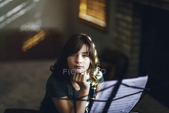 Портрет девушки, мечтающей о кларнете — стоковое фото