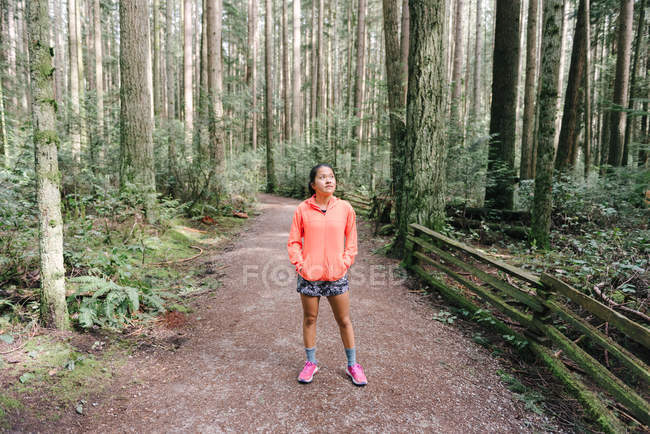 Mulher em roupas esportivas na floresta, Vancouver, Canadá — Fotografia de Stock