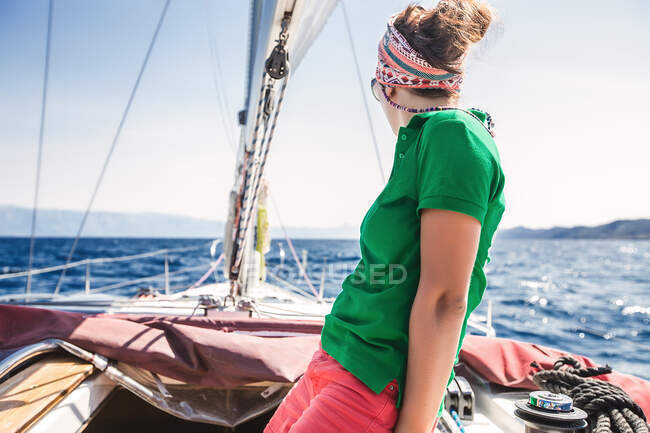 Donna in barca, Koralat, Zagrebacka, Croazia — Foto stock