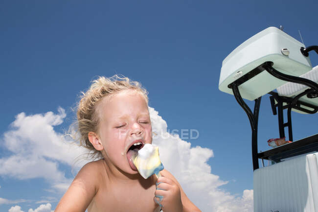 Criança desfrutando de sorvete na brisa — Fotografia de Stock