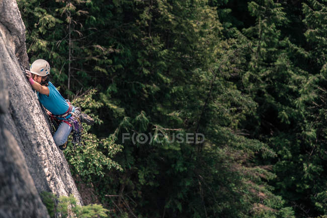 Азіатський жінка скелелазіння скелі, Squamish, Канада, висока кут зору — стокове фото