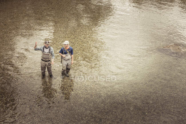 Dois pescadores tornozelo profundo no rio, Mozirje, Brezovica, Eslovénia — Fotografia de Stock