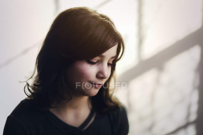Ritratto di ragazza che guarda giù e sorride — Foto stock