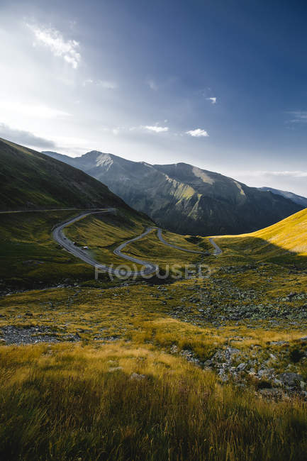 Paysage de vallée de montagne, Draja, Vaslui, Roumanie — Photo de stock