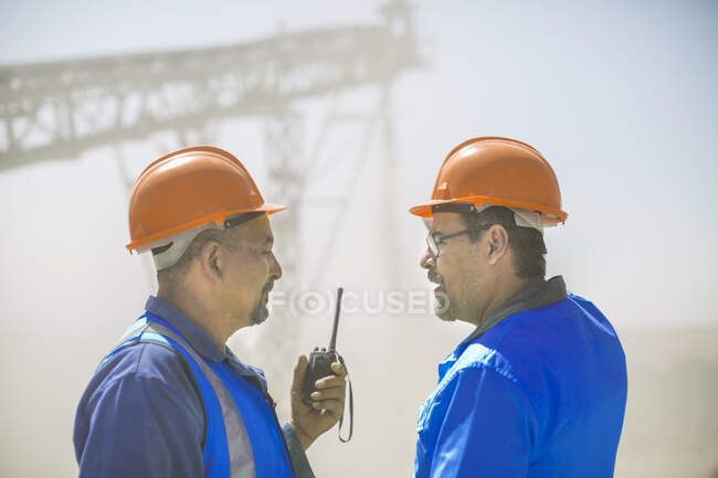 Two quarry workers in discussion, at quarry — Stock Photo