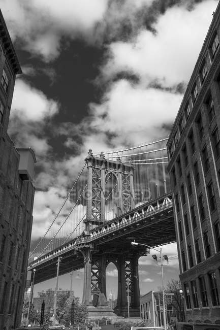 Vista ad angolo basso di Brooklyn Bridge, B & W, New York, USA — Foto stock