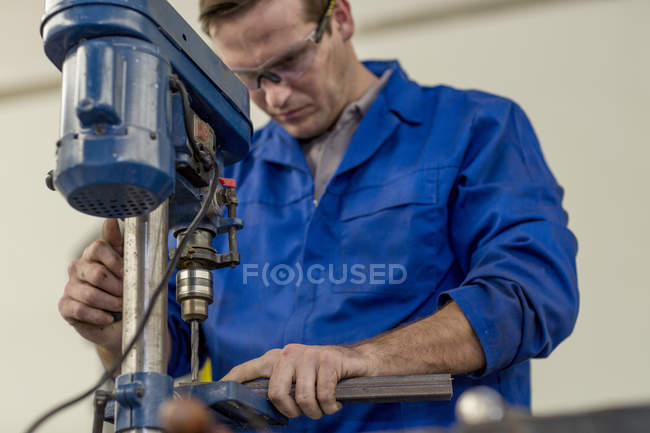 Automechaniker mit Bohrmaschine in Werkstatt — Stockfoto