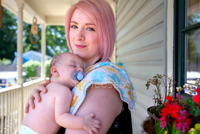 Mujer con niño en brazos - foto de stock