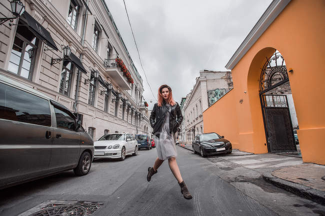Donna che salta su strada in strada di città — Foto stock