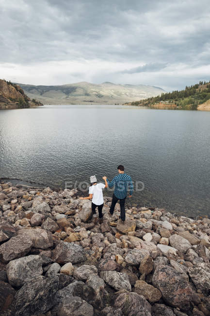 Couple marchant sur des rochers à côté du réservoir Dillon, vue surélevée, Silverthorne, Colorado, USA — Photo de stock