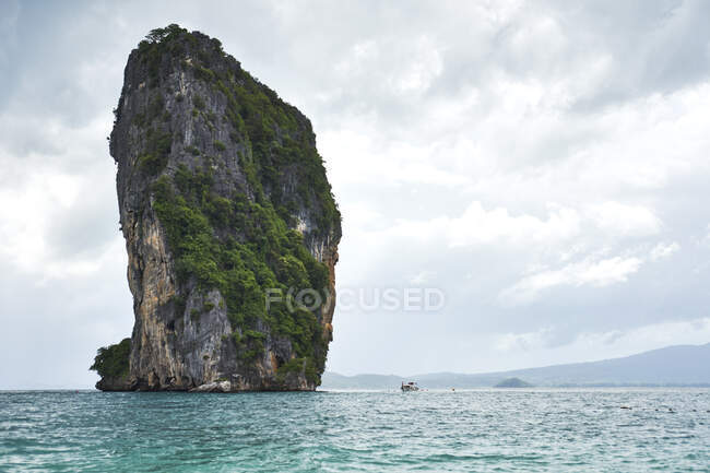 Formation rocheuse en saillie de la mer, Phuket, Thaïlande, Asie — Photo de stock
