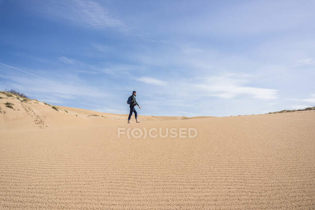 Uomo che cammina sulla sabbia, Arbus, Sardegna, Italia, Europa — Foto stock