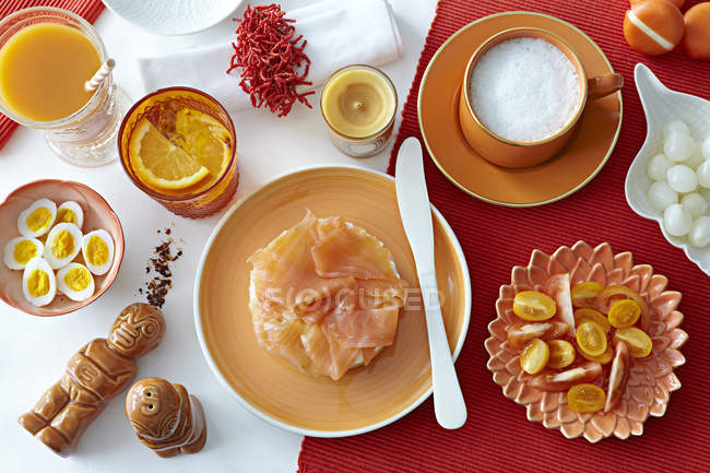 Tavolo con salmone fresco, uova sode e pomodori — Foto stock