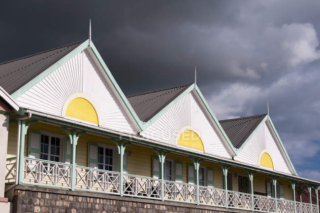 Baixo ângulo vista de Charlestown edifícios em nuvens tempestuosas, Nevis, Caribe — Fotografia de Stock