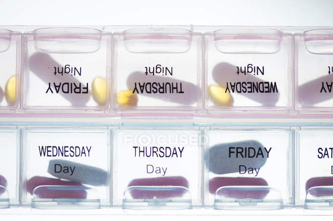 Medikamente in Pillenbox mit Tagen beschriftet — Stockfoto