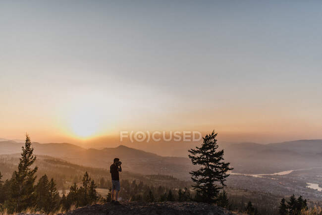 Hombre disfrutando de la vista desde la colina, Kamloops, Canadá - foto de stock