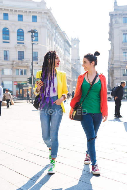Mulheres caminhando na pausa para a cidade, Milão, Itália — Fotografia de Stock