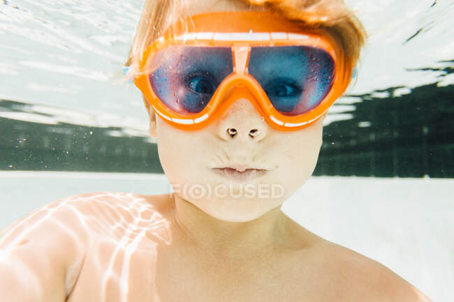 Портрет мальчика в бассейне, вид на море — стоковое фото