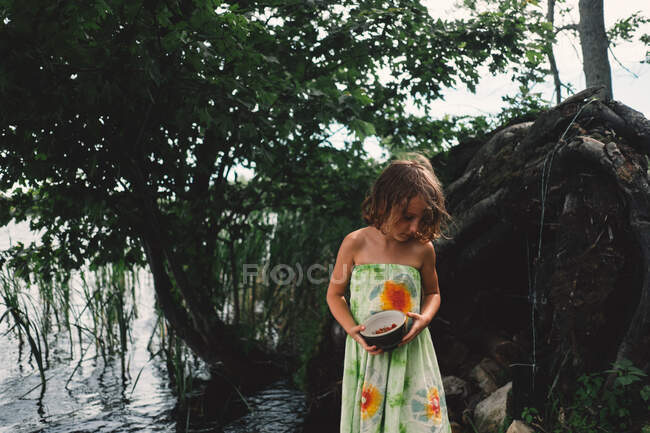 Jeune fille à l'extérieur, tenant bol de baies — Photo de stock