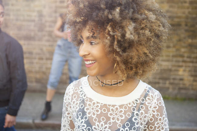 Gruppe junger Freunde im Freien, junge Frau lächelt — Stockfoto