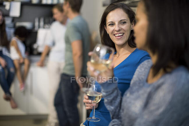 Cape Town, South Africa, friends together in family home kitchen — Stock Photo