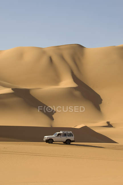 SUV on sand dunes in Erg Awbari, Sahara desert, Fezzan, Libya — Stock Photo